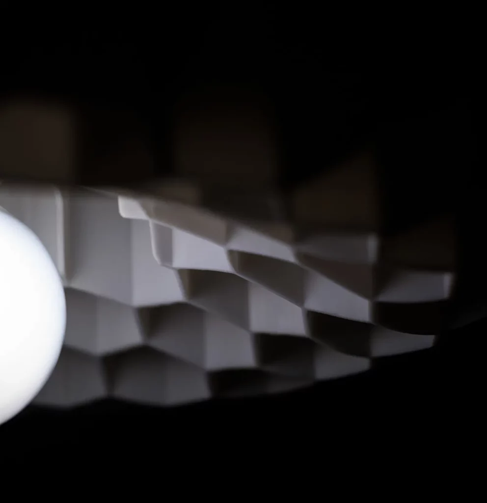 Détail de la lampe Bee imaginée par EMART Design - texture alvéolaire inspirée de la nature et travail précis de la lumière.