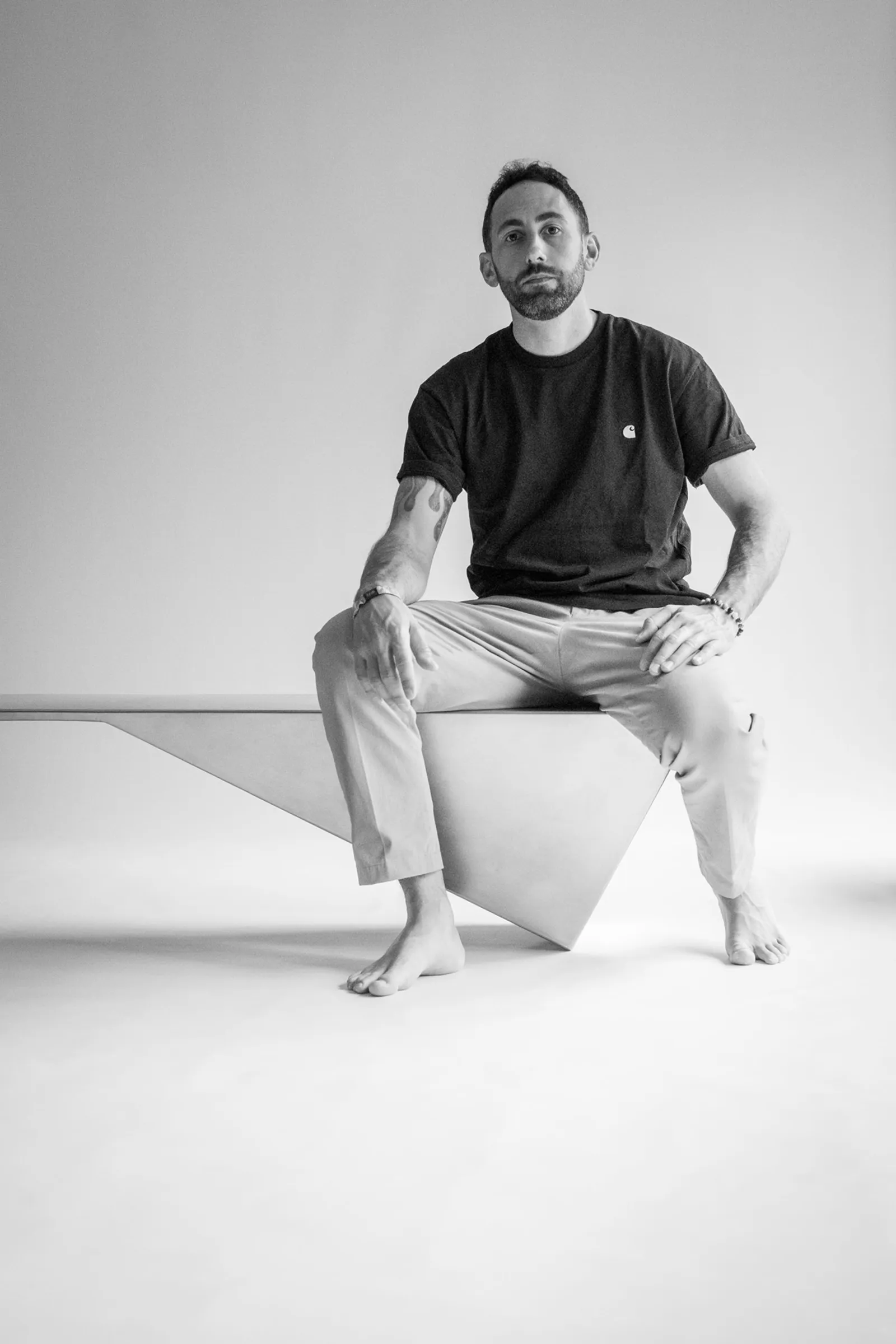 Portrait de Robin Castex, designer et artiste pluridisciplinaire français, fondateur d’EMART Design, alliant création, art et mécanique.