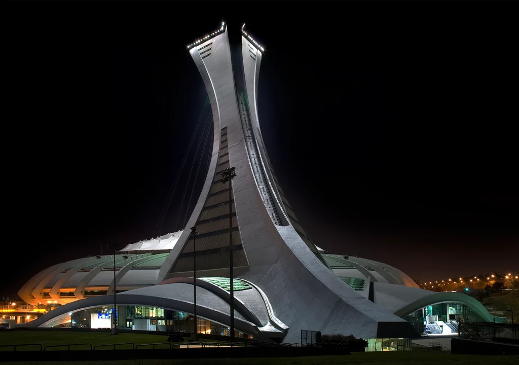 Vue nocturne du stade olympique de Montréal - projet de rénovation auquel participe EMART Design pour la conception d’attaches en verre.